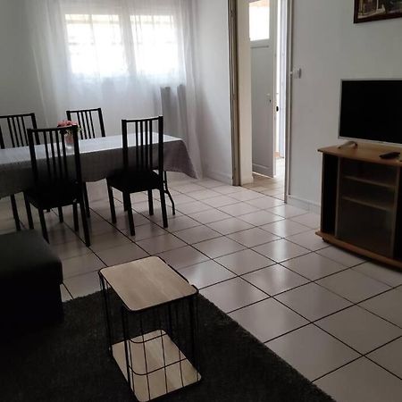Appt En Bas De Villa, Petit Exterieur, 1 Place De Parking Cuers Exterior photo