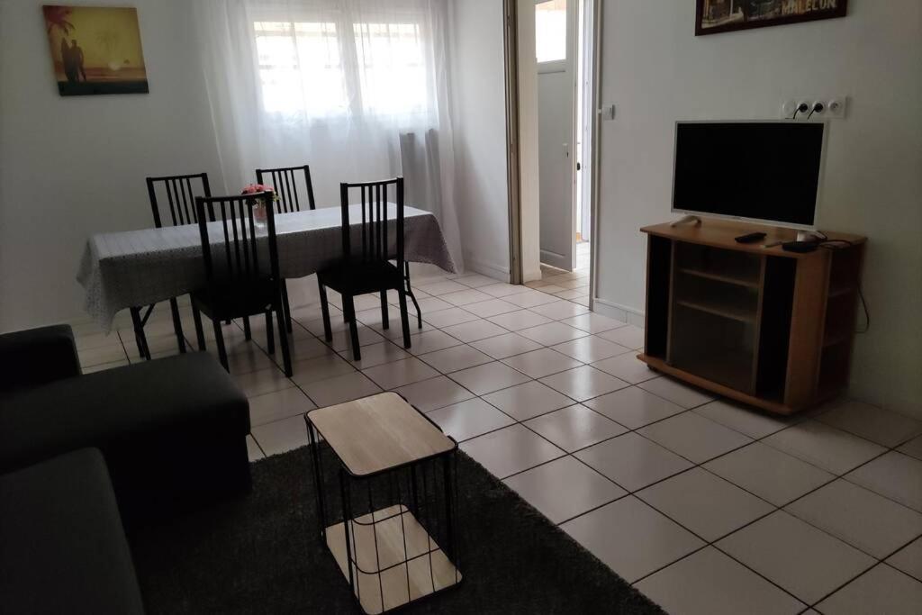 Appt En Bas De Villa, Petit Exterieur, 1 Place De Parking Cuers Exterior photo
